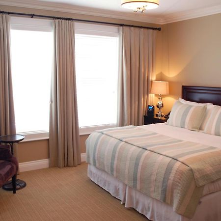 124 On Queen Hotel & Spa Niagara-on-the-Lake Esterno foto A bedroom at the Inn
