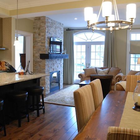 124 On Queen Hotel & Spa Niagara-on-the-Lake Esterno foto A modern open-plan kitchen and dining room