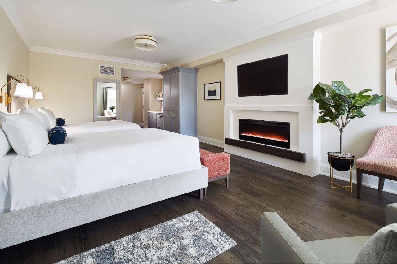 124 On Queen Hotel & Spa Niagara-on-the-Lake Esterno foto A bedroom at the Beverly Hills Hotel
