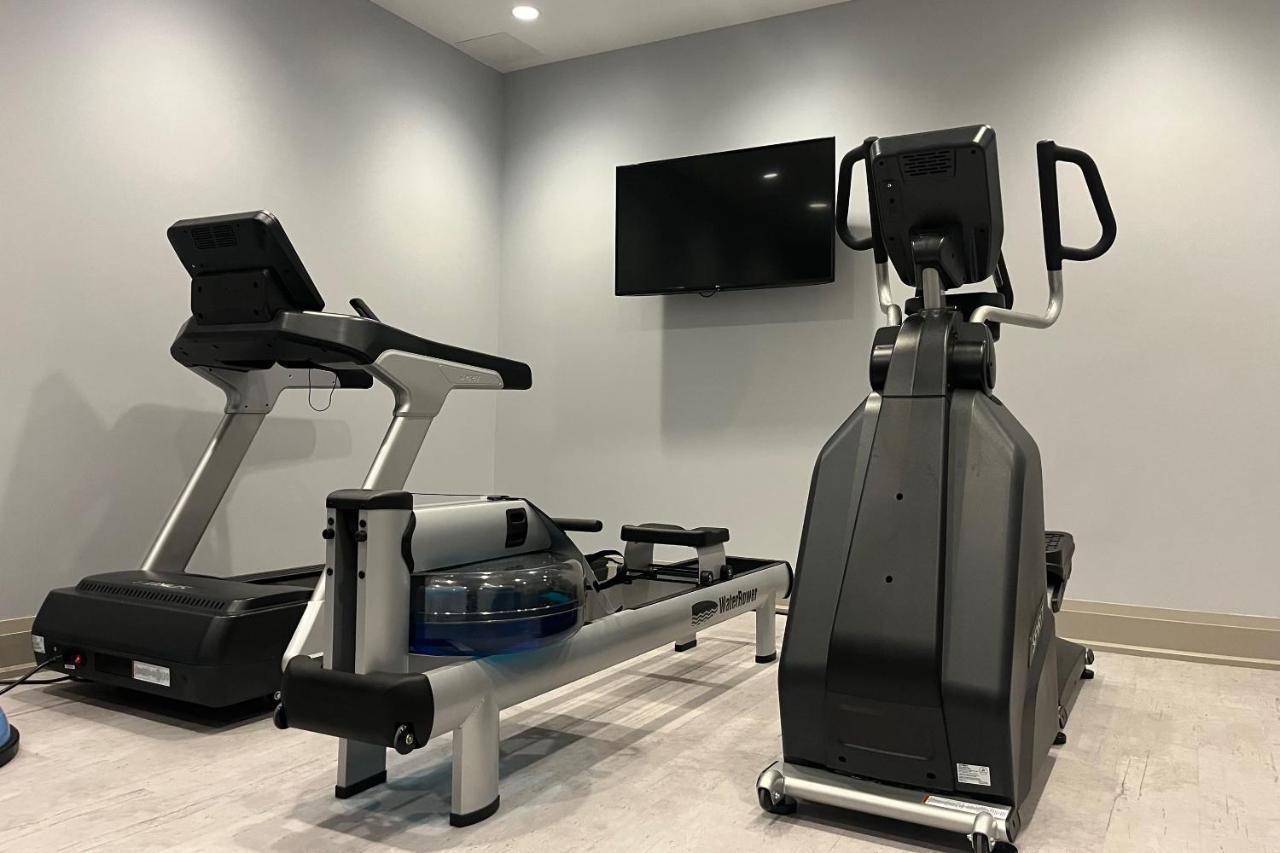 124 On Queen Hotel & Spa Niagara-on-the-Lake Esterno foto A treadmill and elliptical trainer