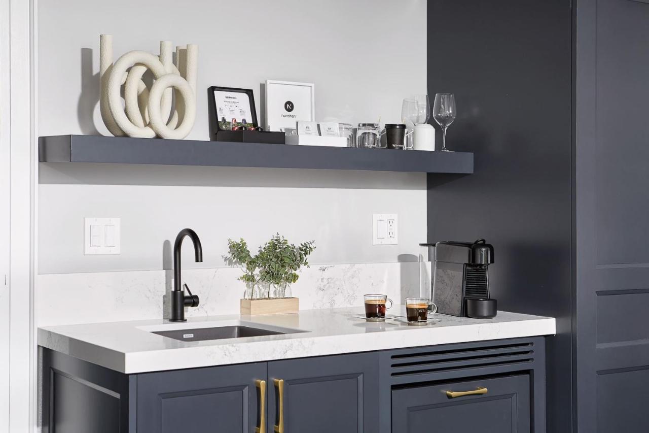 124 On Queen Hotel & Spa Niagara-on-the-Lake Esterno foto A coffee station in a home