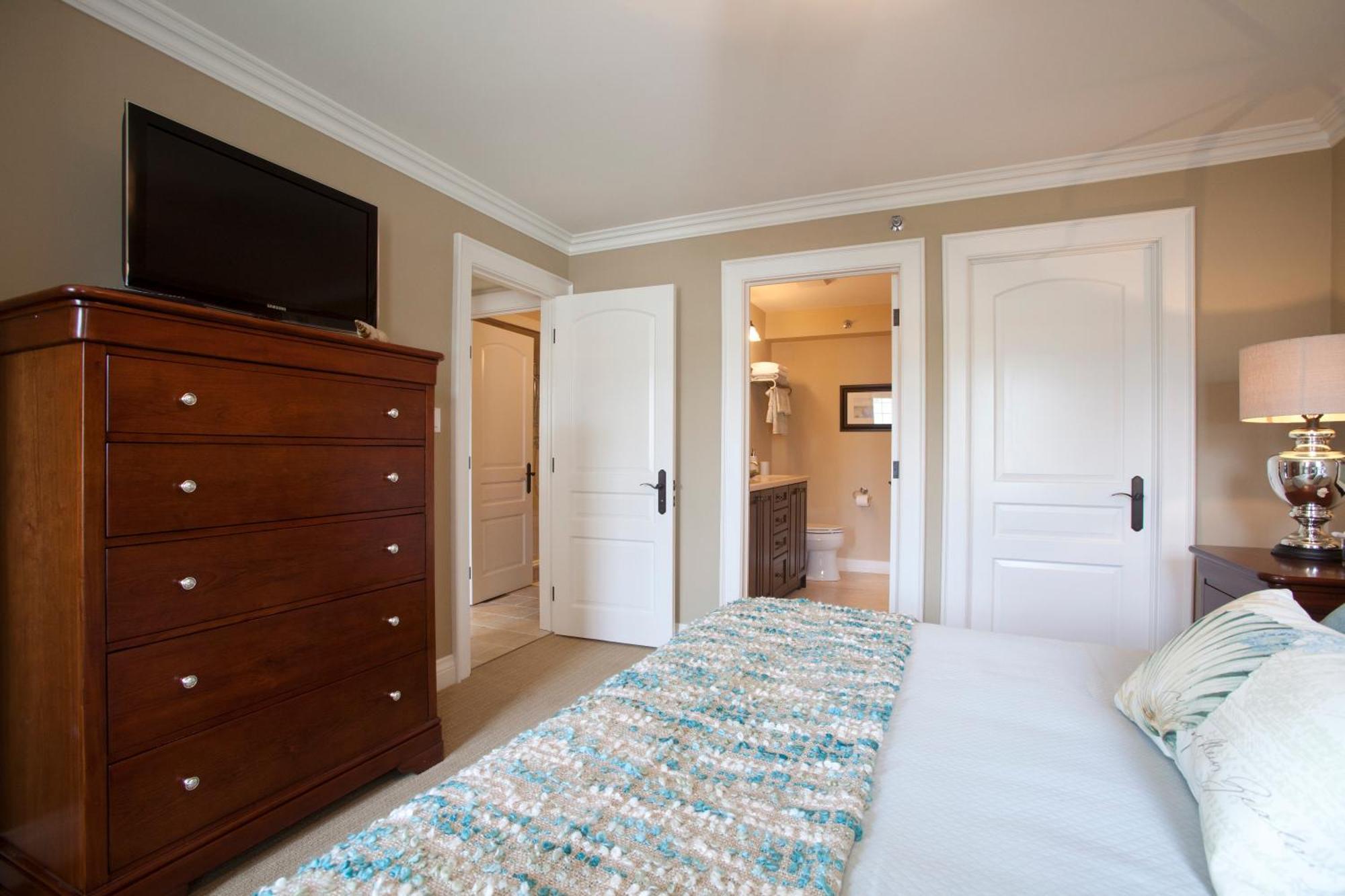 124 On Queen Hotel & Spa Niagara-on-the-Lake Esterno foto A bedroom with a carpet
