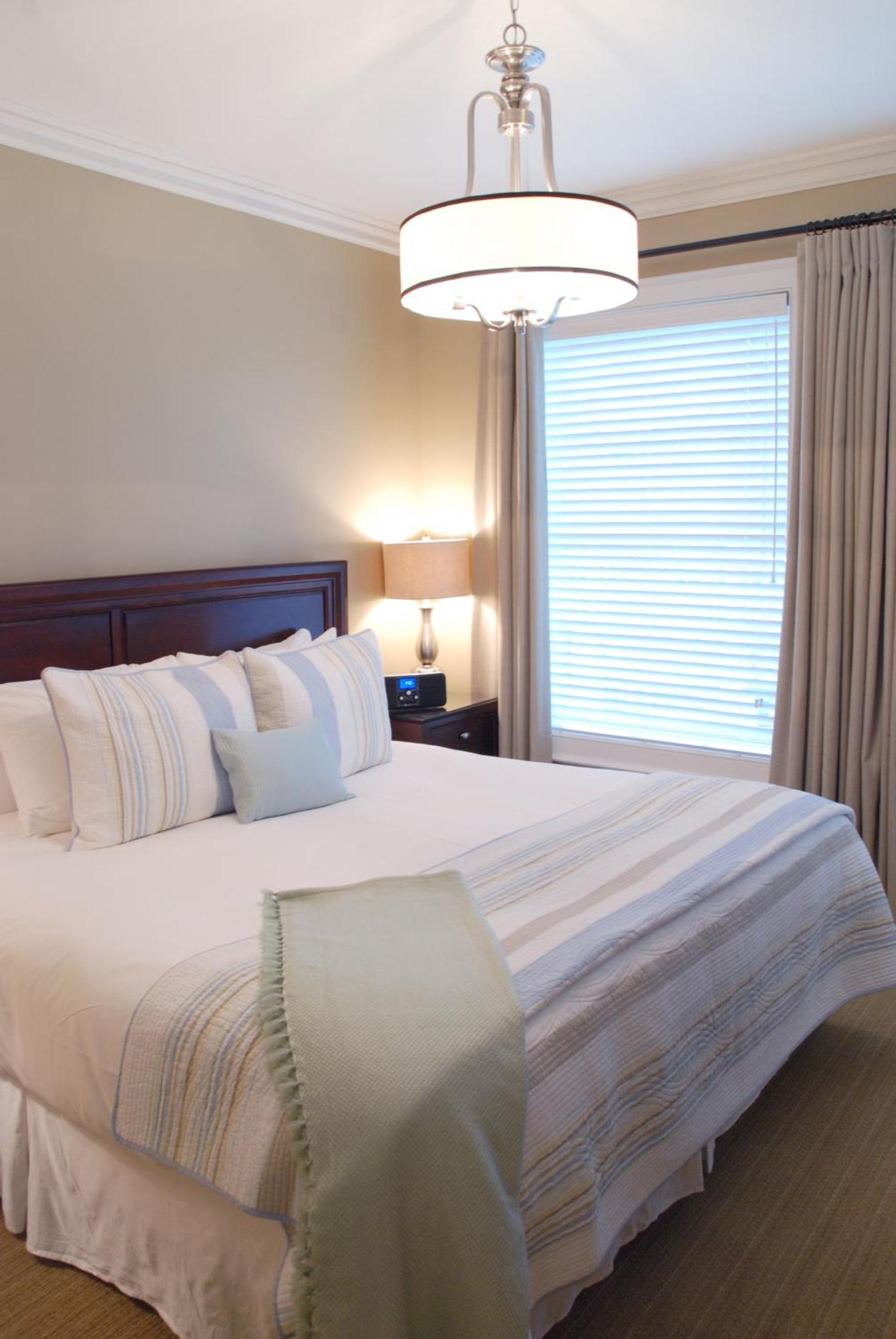 124 On Queen Hotel & Spa Niagara-on-the-Lake Esterno foto A bedroom