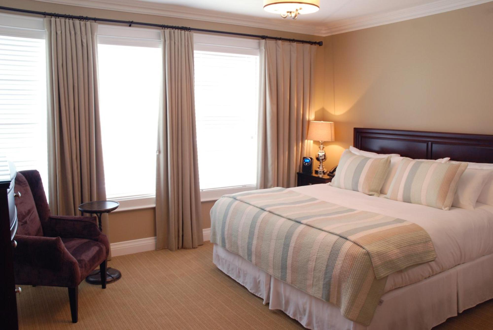 124 On Queen Hotel & Spa Niagara-on-the-Lake Esterno foto A bedroom at the Inn