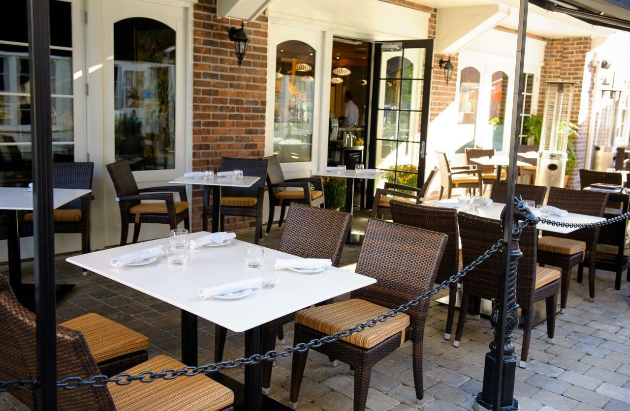 124 On Queen Hotel & Spa Niagara-on-the-Lake Esterno foto The patio at the restaurant