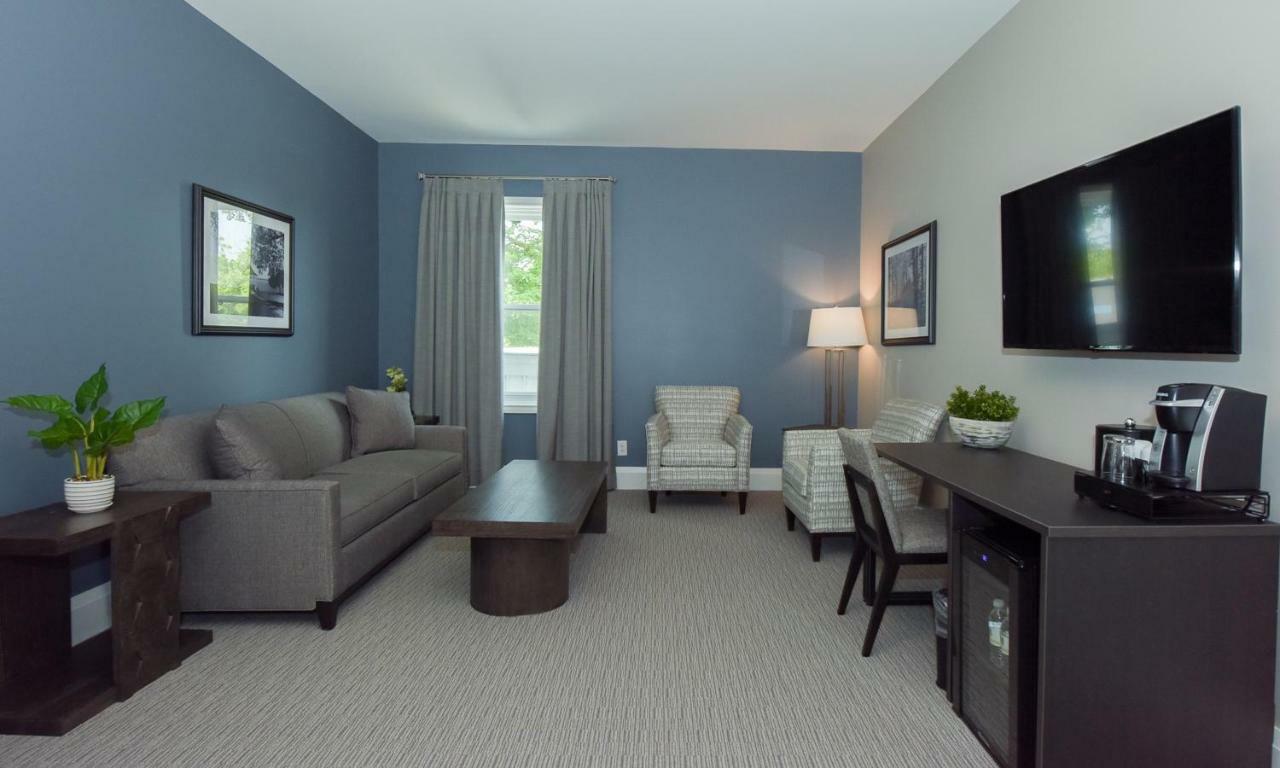 124 On Queen Hotel & Spa Niagara-on-the-Lake Esterno foto A typical hotel room