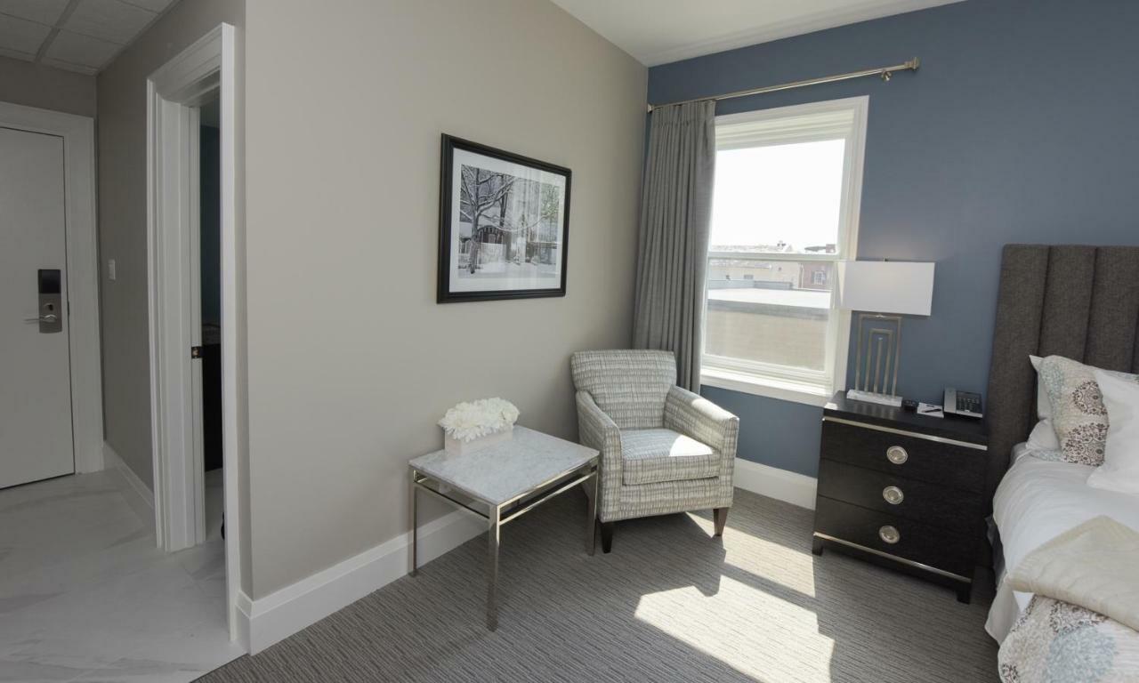 124 On Queen Hotel & Spa Niagara-on-the-Lake Esterno foto A bedroom at the hotel