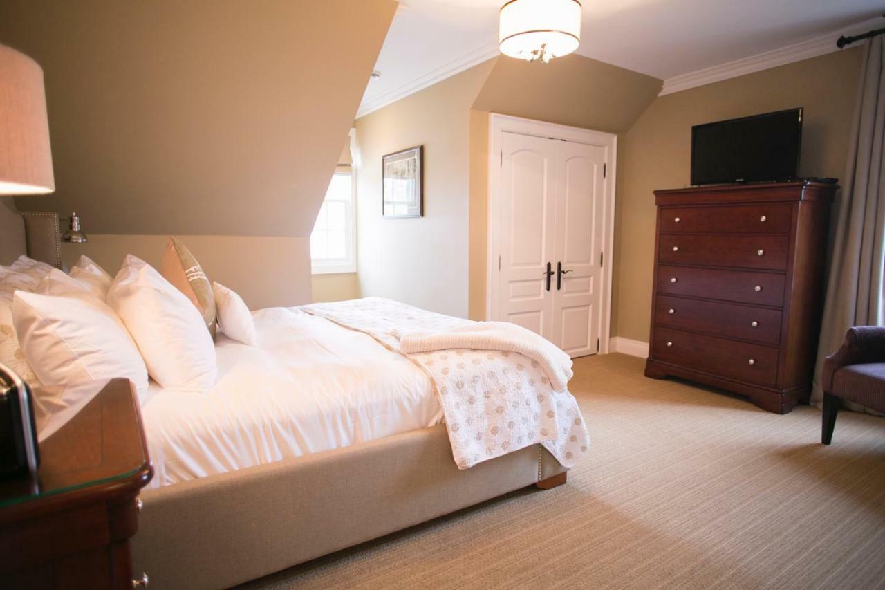 124 On Queen Hotel & Spa Niagara-on-the-Lake Esterno foto A bedroom at the Inn at the Opera