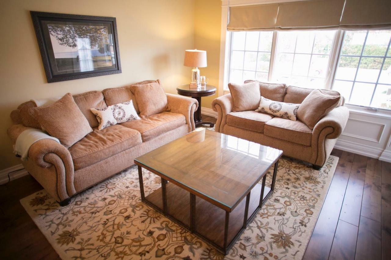 124 On Queen Hotel & Spa Niagara-on-the-Lake Esterno foto A living room with a coffee table