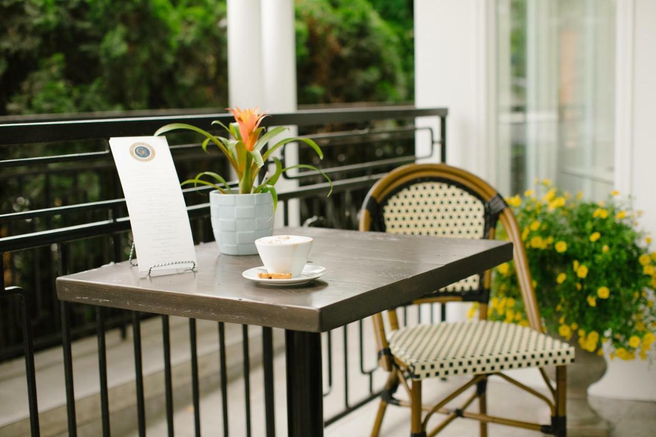 124 On Queen Hotel & Spa Niagara-on-the-Lake Esterno foto A bistro table and chair
