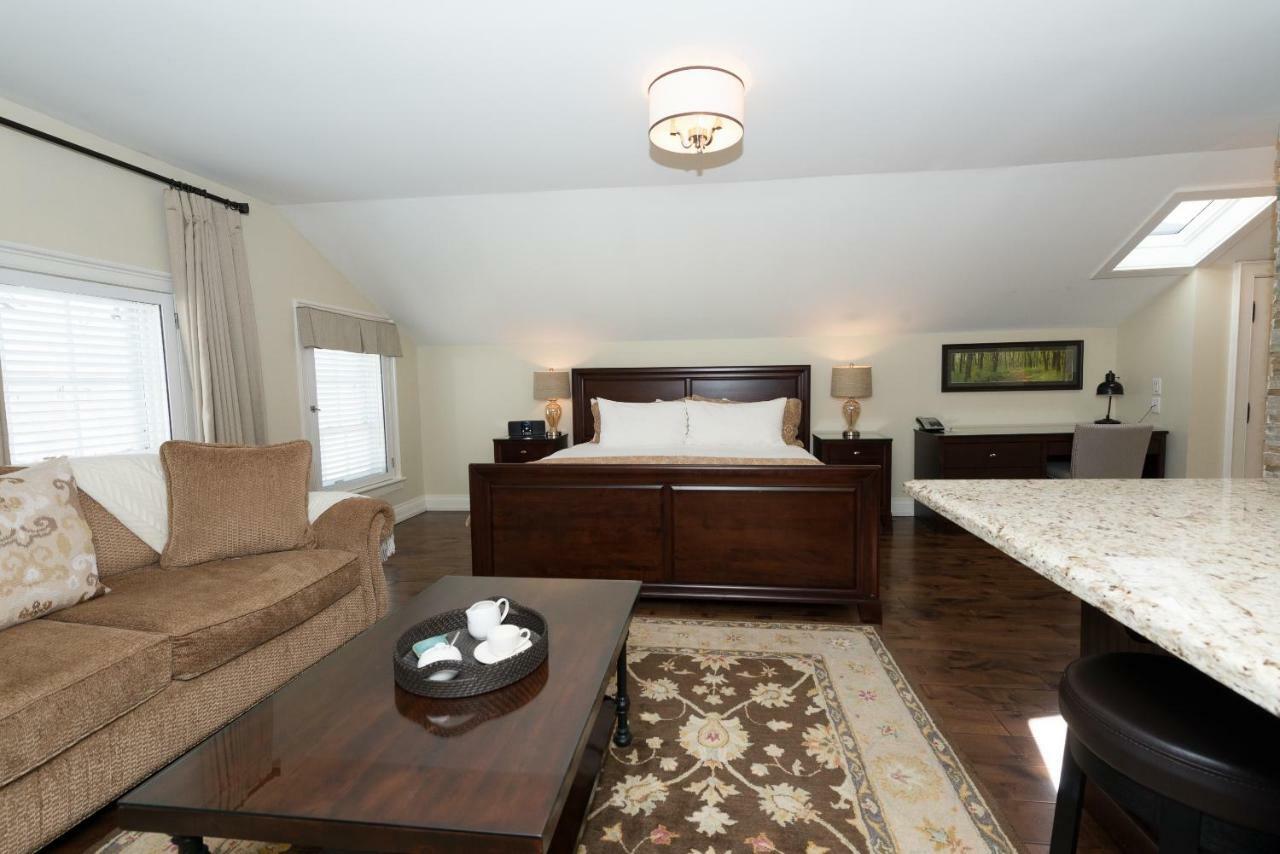 124 On Queen Hotel & Spa Niagara-on-the-Lake Esterno foto A bedroom in a typical apartment