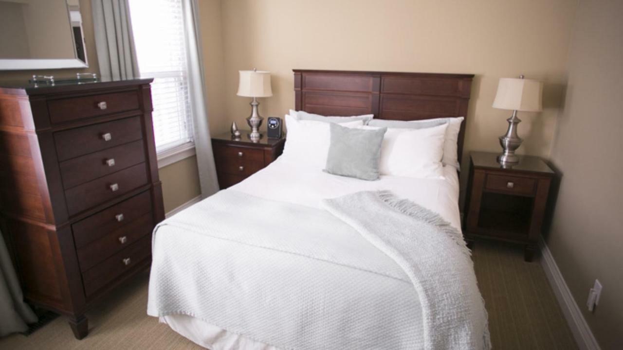 124 On Queen Hotel & Spa Niagara-on-the-Lake Esterno foto A bedroom