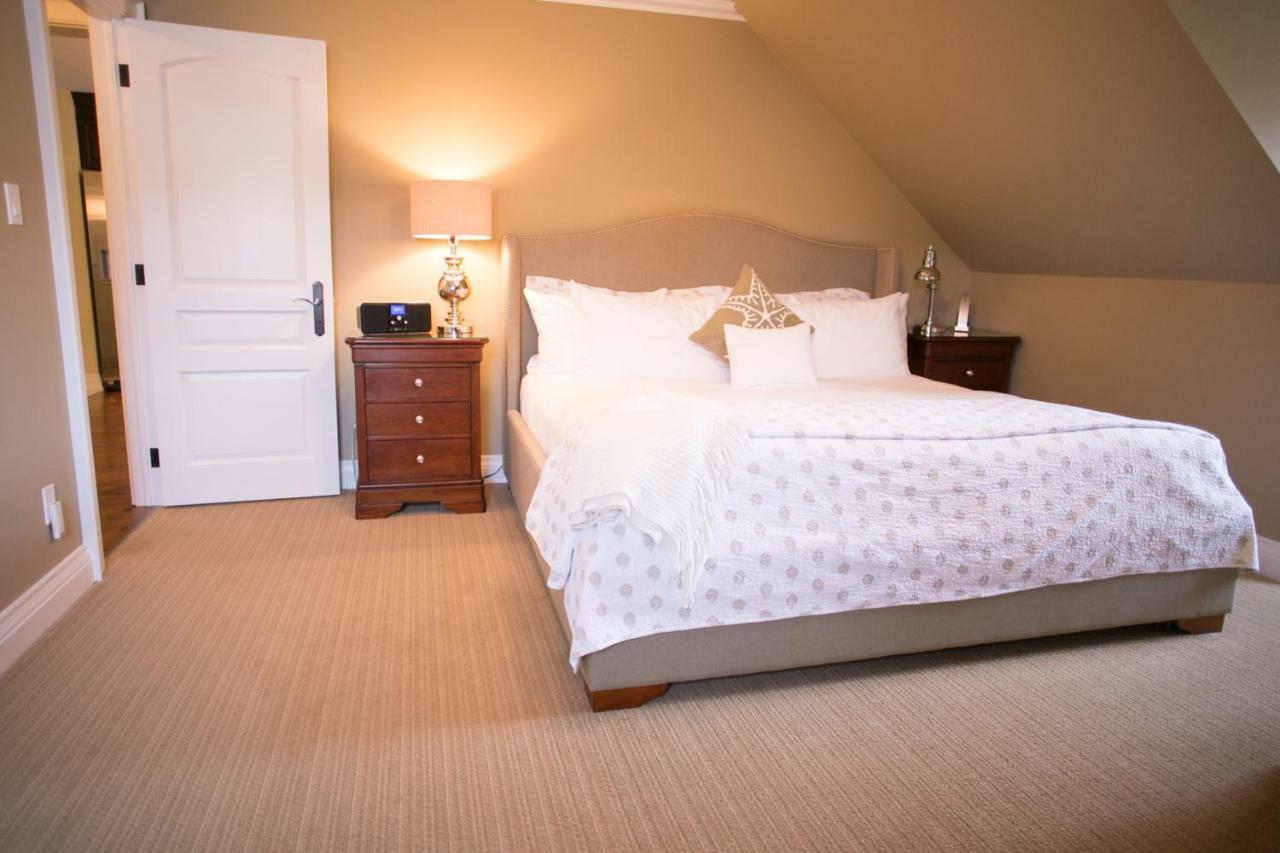 124 On Queen Hotel & Spa Niagara-on-the-Lake Esterno foto A bedroom at the Inn at the Opera House