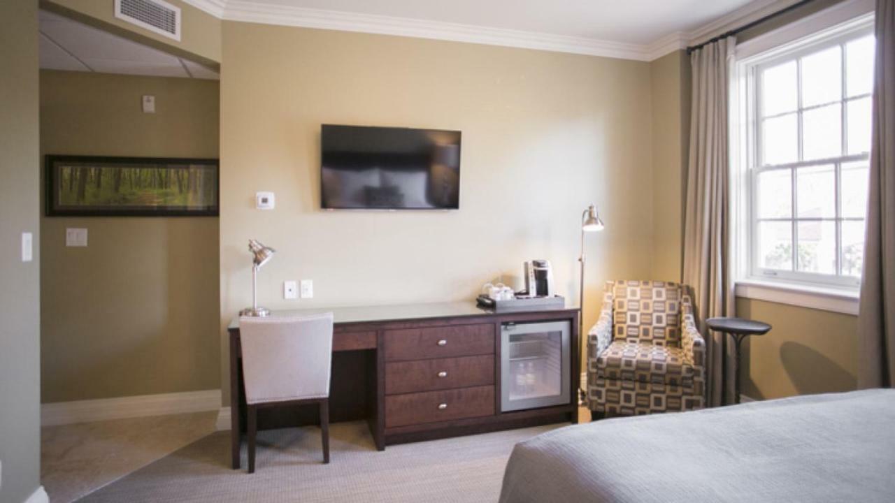 124 On Queen Hotel & Spa Niagara-on-the-Lake Esterno foto A room at the Hotel Vermont