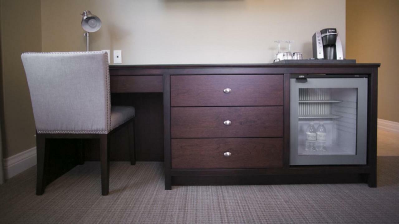 124 On Queen Hotel & Spa Niagara-on-the-Lake Esterno foto A mini-refrigerator in a hotel room