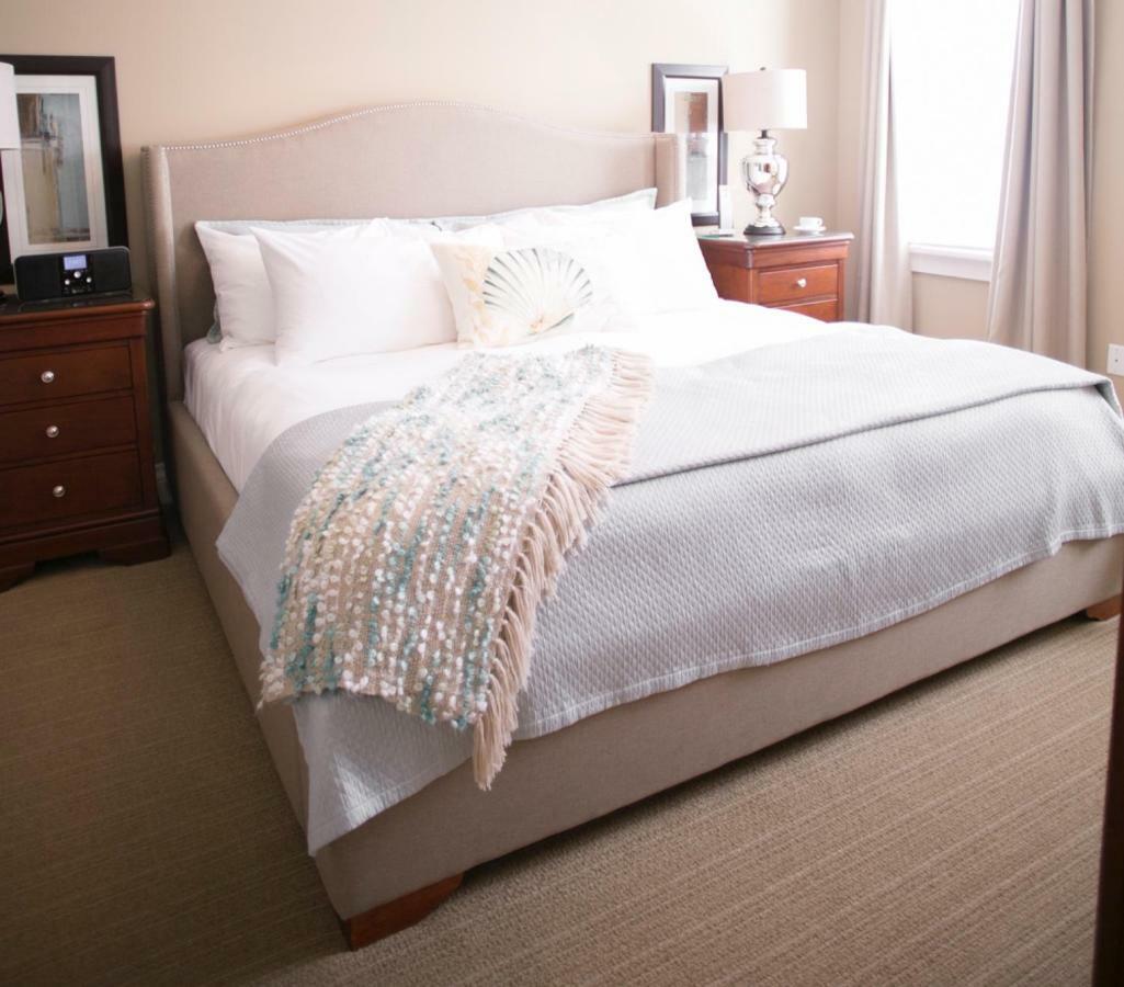124 On Queen Hotel & Spa Niagara-on-the-Lake Esterno foto A bed with a throw