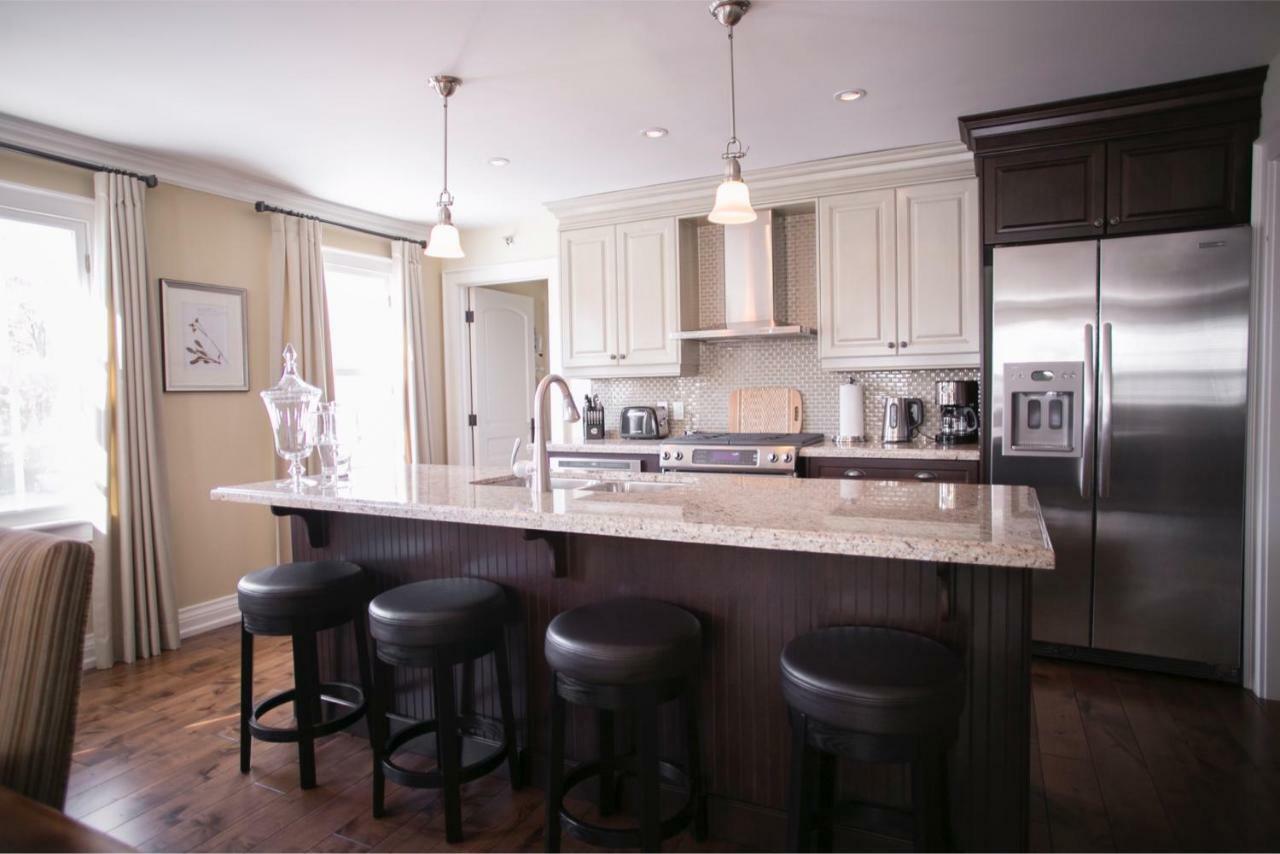 124 On Queen Hotel & Spa Niagara-on-the-Lake Esterno foto A kitchen with a granite island