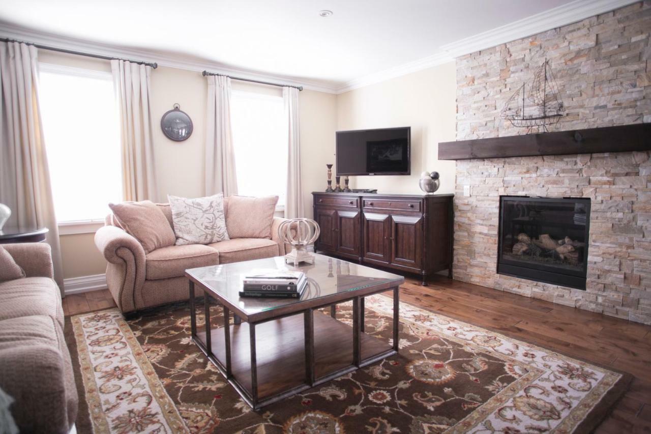 124 On Queen Hotel & Spa Niagara-on-the-Lake Esterno foto A living room with a fireplace