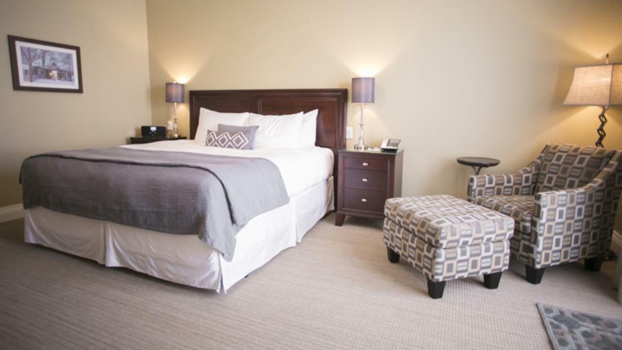 124 On Queen Hotel & Spa Niagara-on-the-Lake Esterno foto A guest room at the Inn at Laurel Point