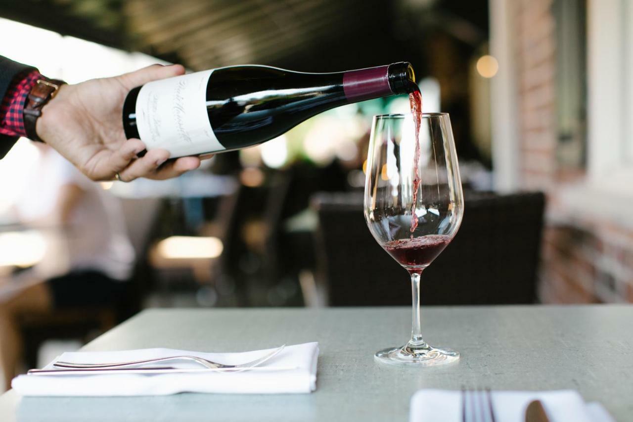 124 On Queen Hotel & Spa Niagara-on-the-Lake Esterno foto Wine being poured